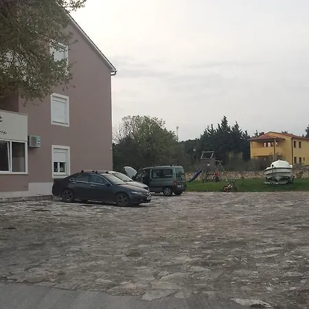 Leonardo Apartment *