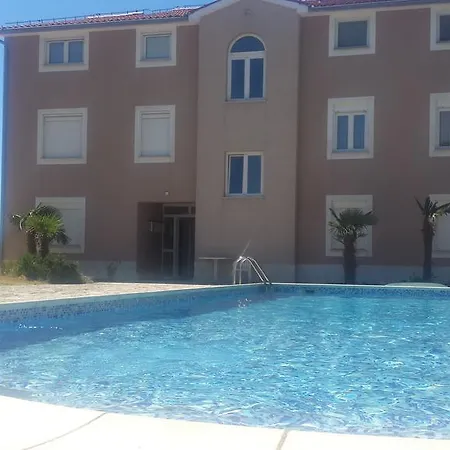 Leonardo Apartment *